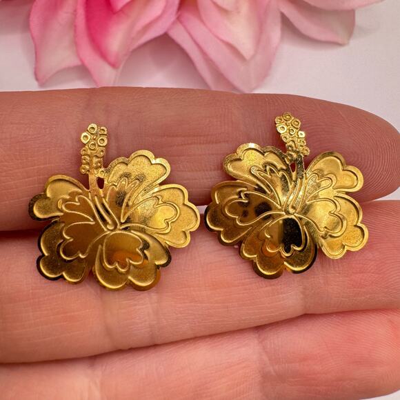 Vintage Etched Hibiscus Gold Tone Clip On Earrings Tropic Floral Vacation Beach - Picture 2 of 11